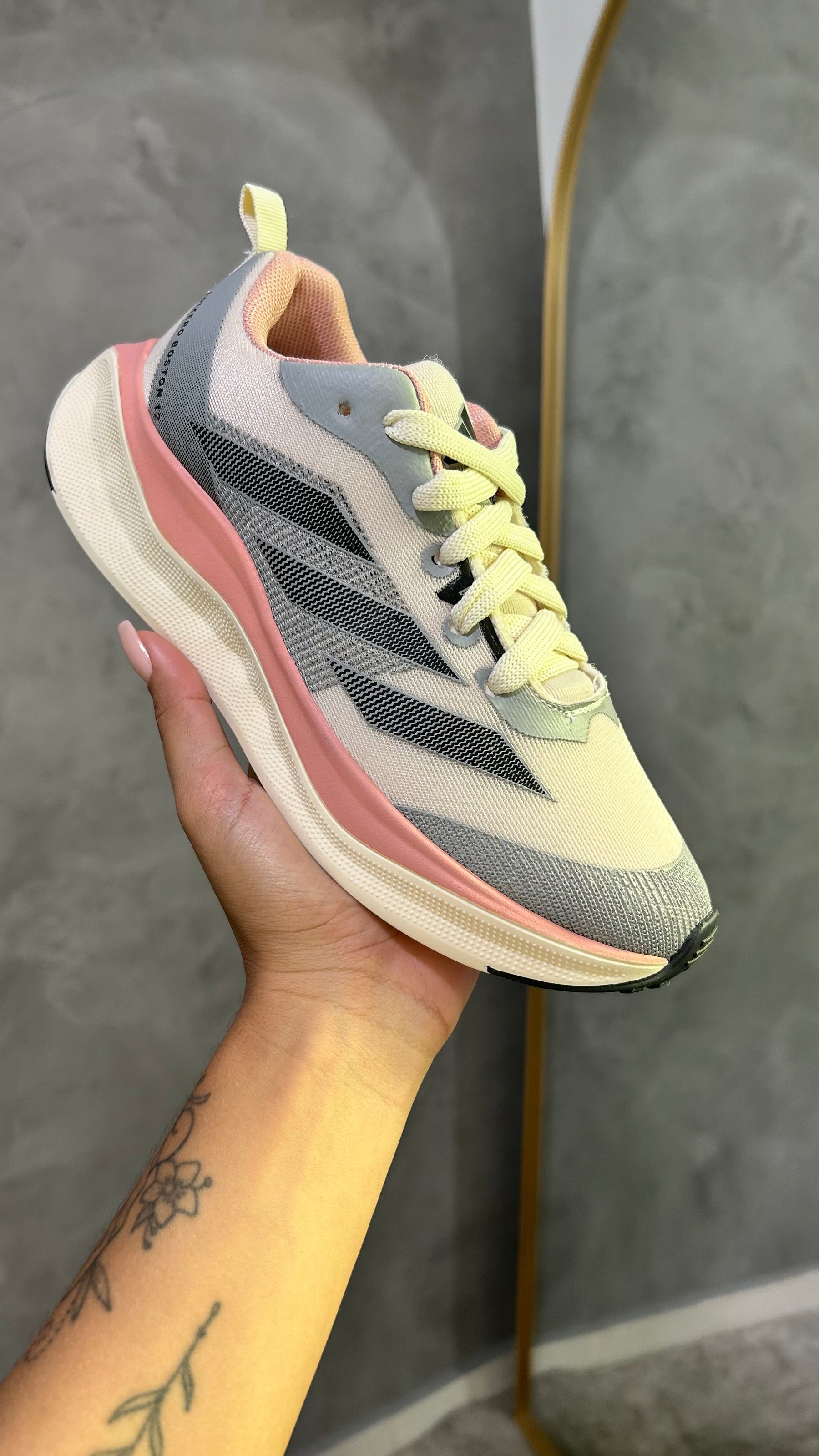 Tênis Adzero - Creme com Rosa