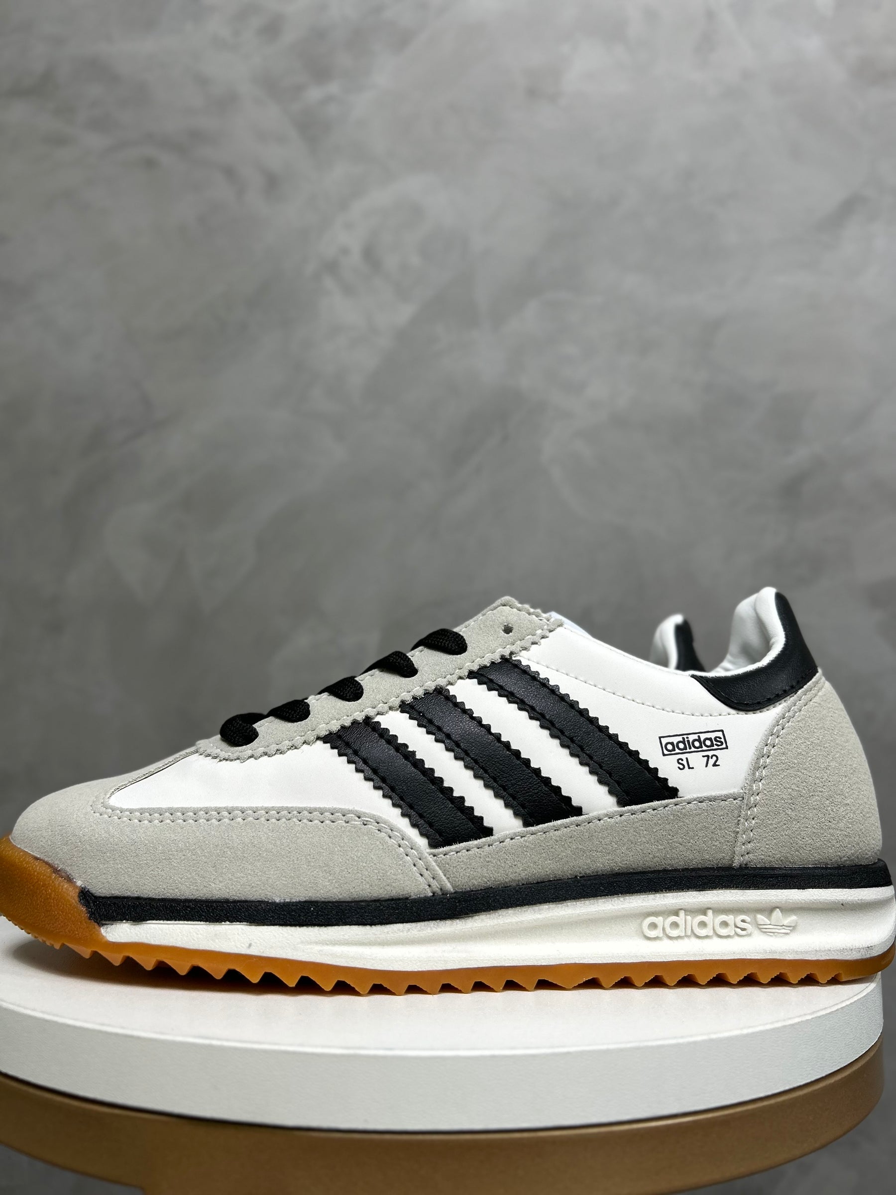 SL72 - Branco e Preto - Couro Eco