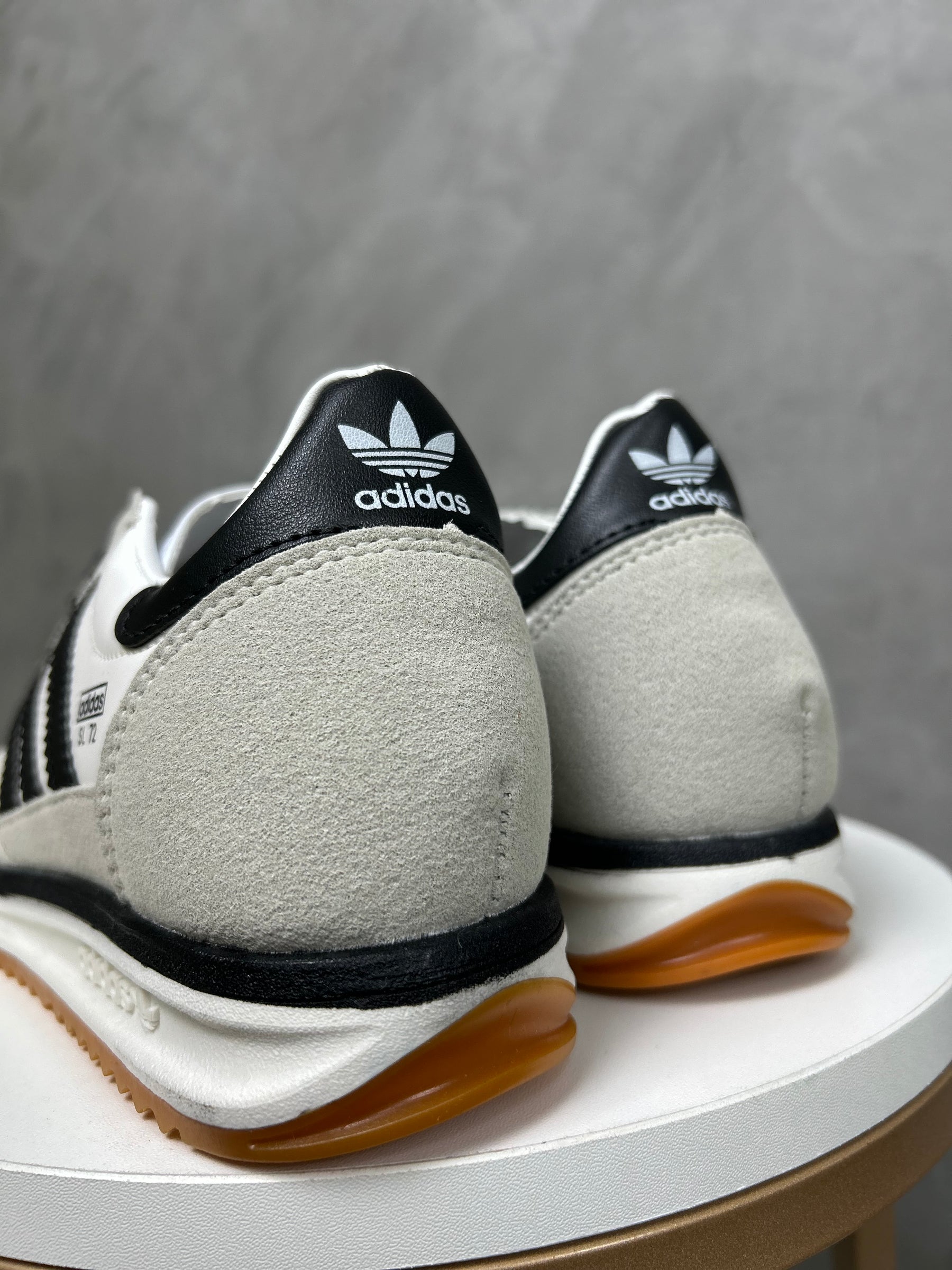 SL72 - Branco e Preto - Couro Eco