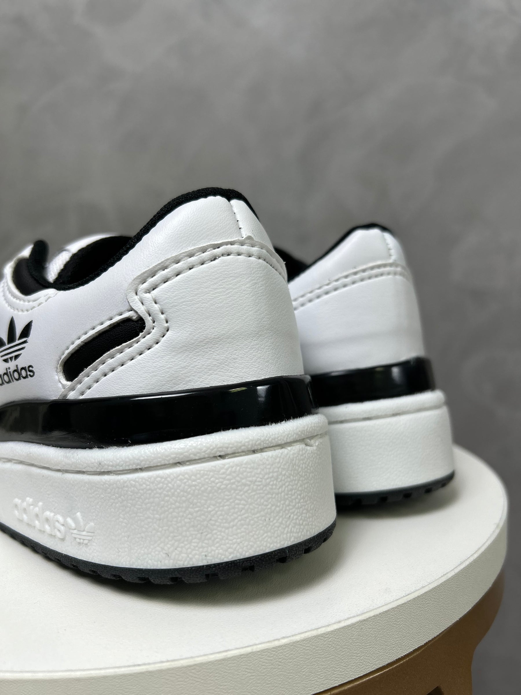 Tênis Fórum - Branco e Preto - Couro Eco