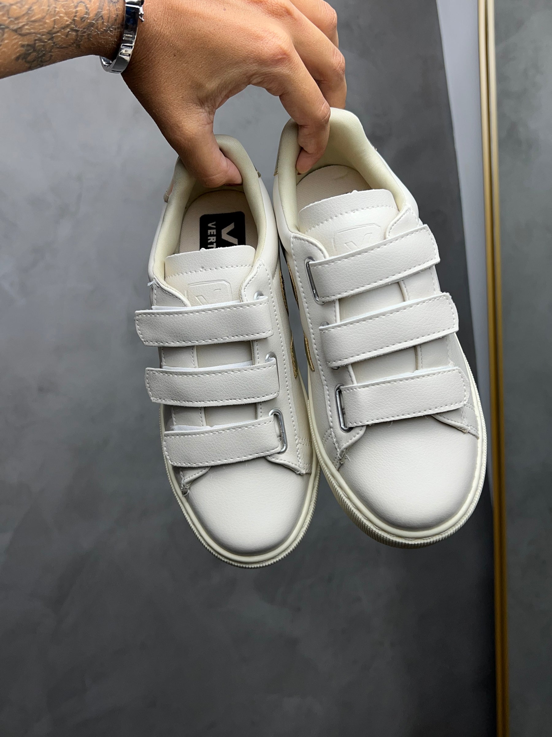 Tênis V Velcro Off Gold - Couro Eco