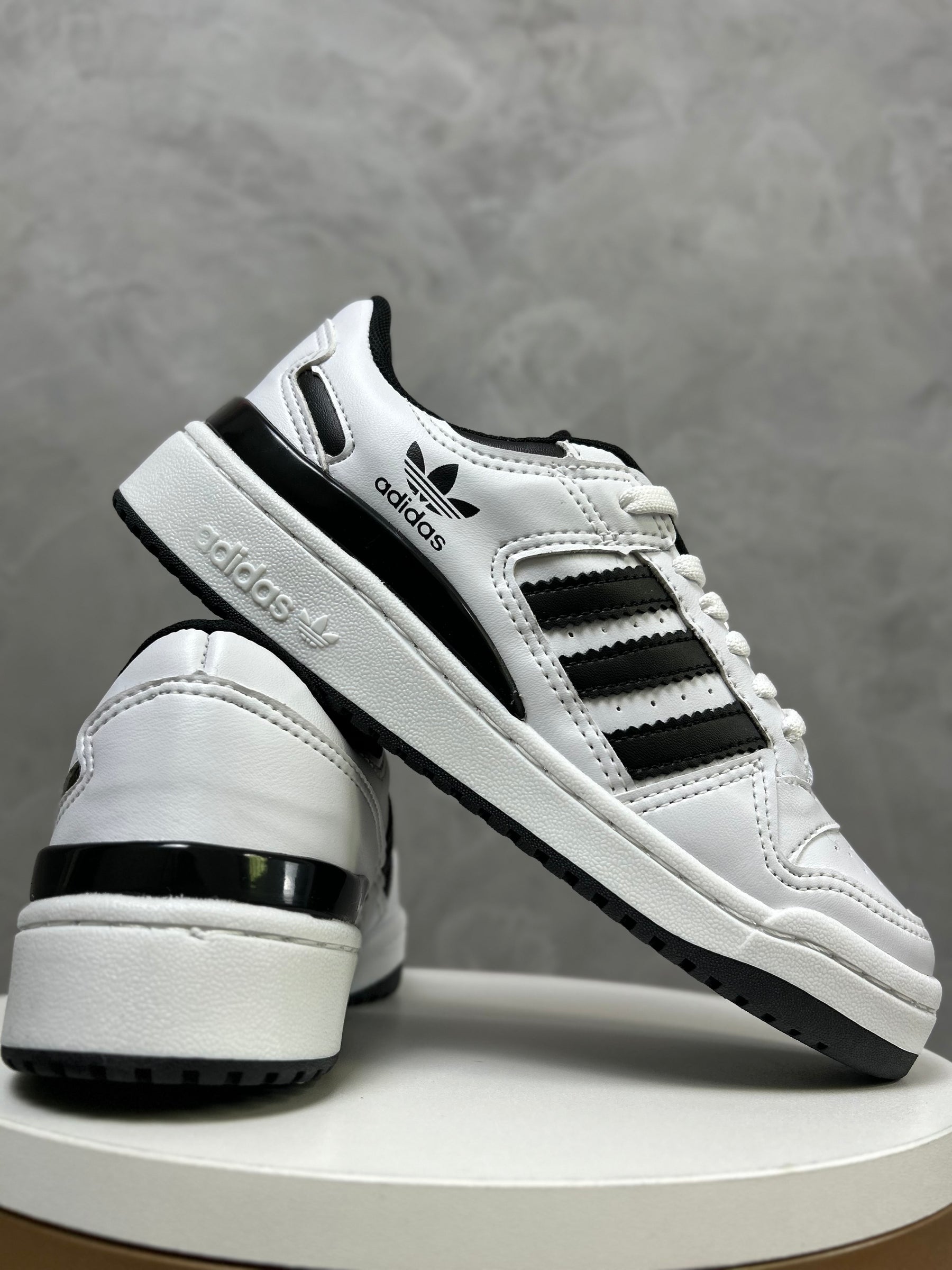 Tênis Fórum - Branco e Preto - Couro Eco