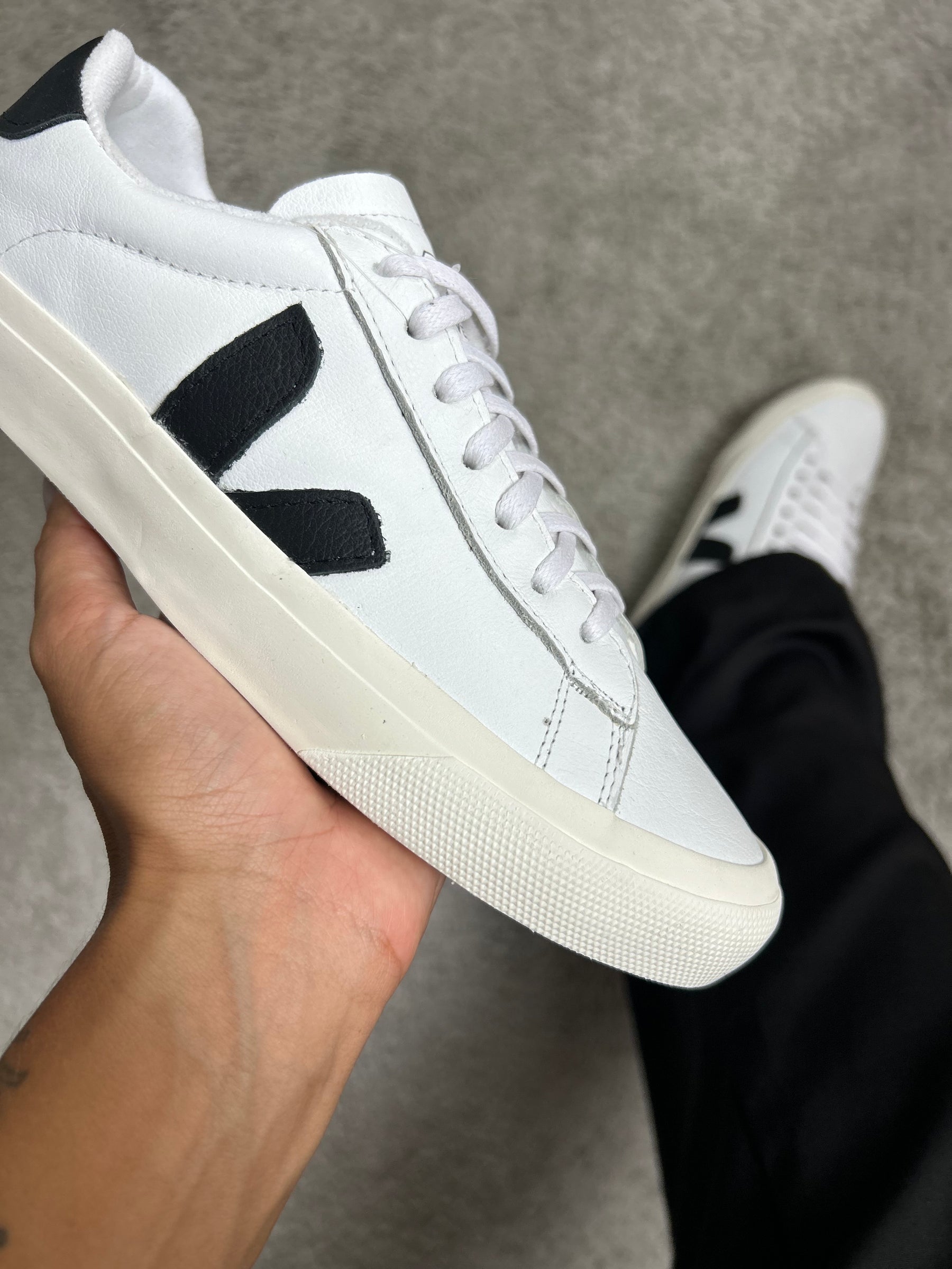 Tênis V - Branco e Preto - Couro legítimo