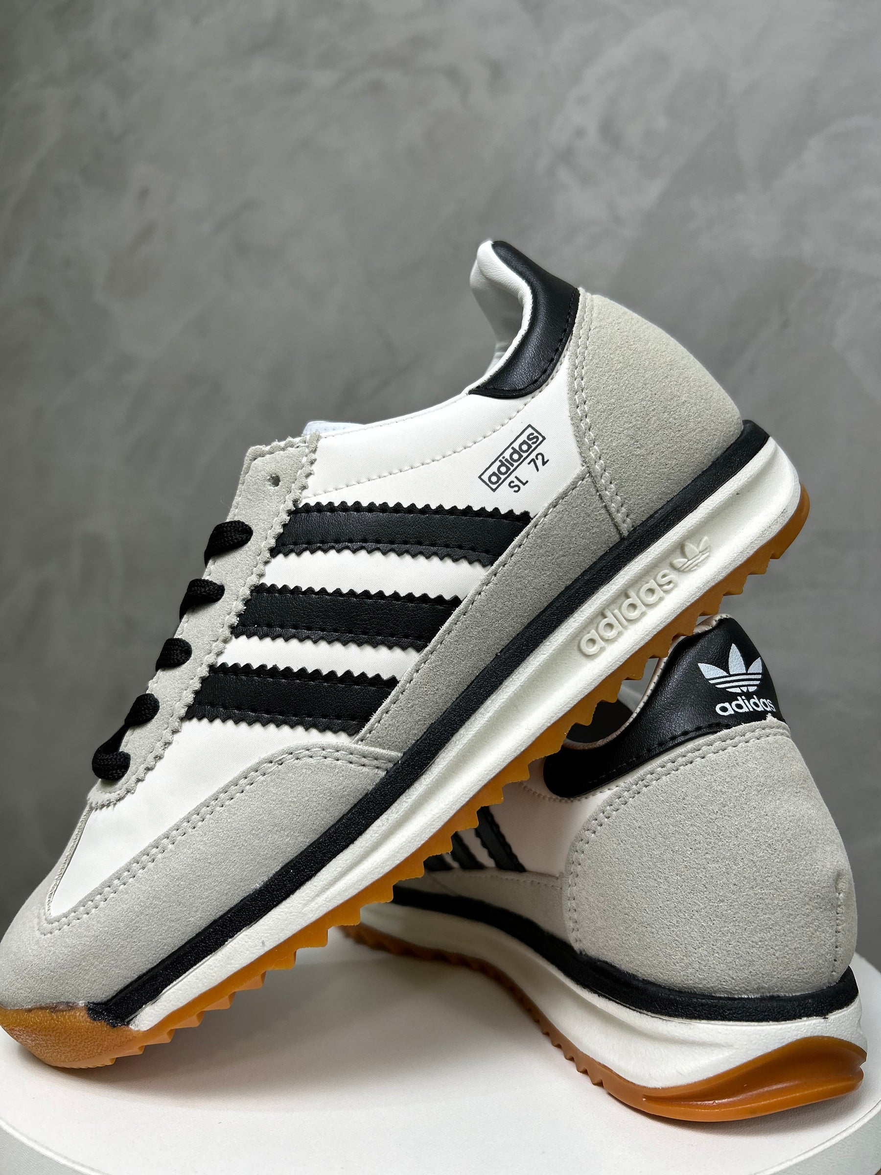 SL72 - Branco e Preto - Couro Eco