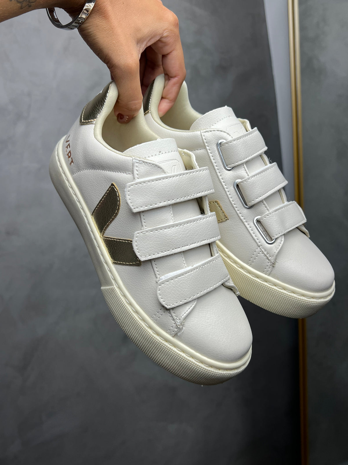 Tênis V Velcro Off Gold - Couro Eco