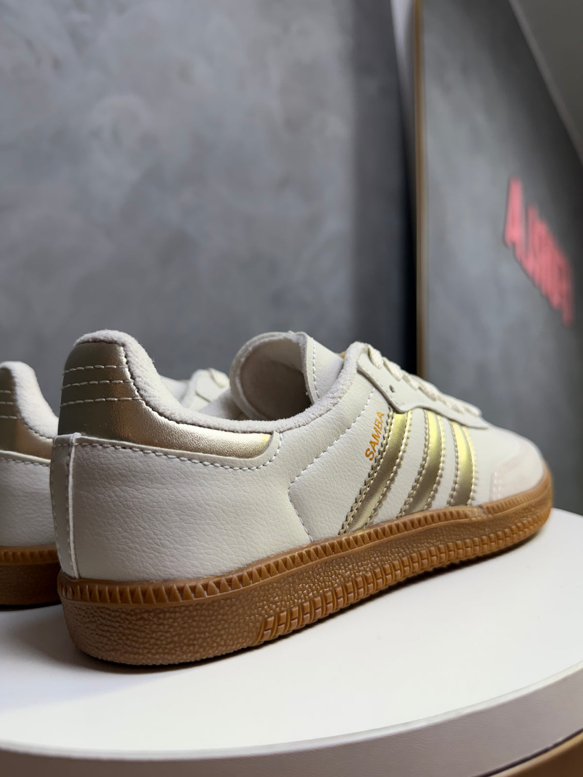 Tênis SMB - Off e Dourado - Couro Eco
