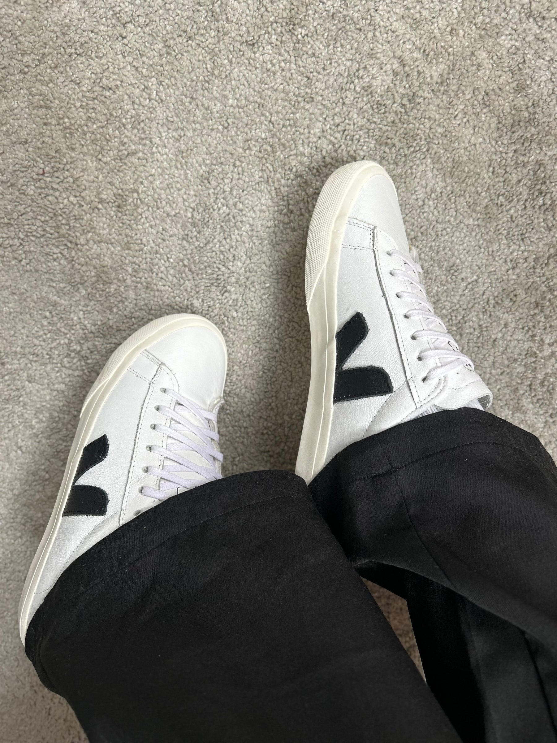 Tênis V - Branco e Preto - Couro legítimo