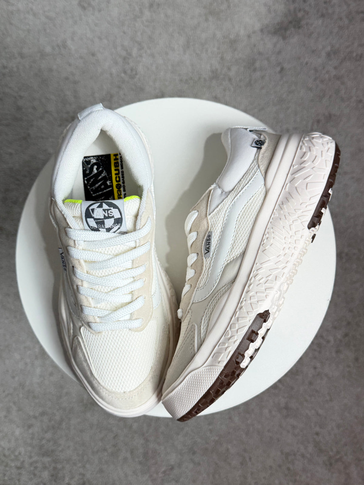 Tênis Ultrarange Neo Branco e Off