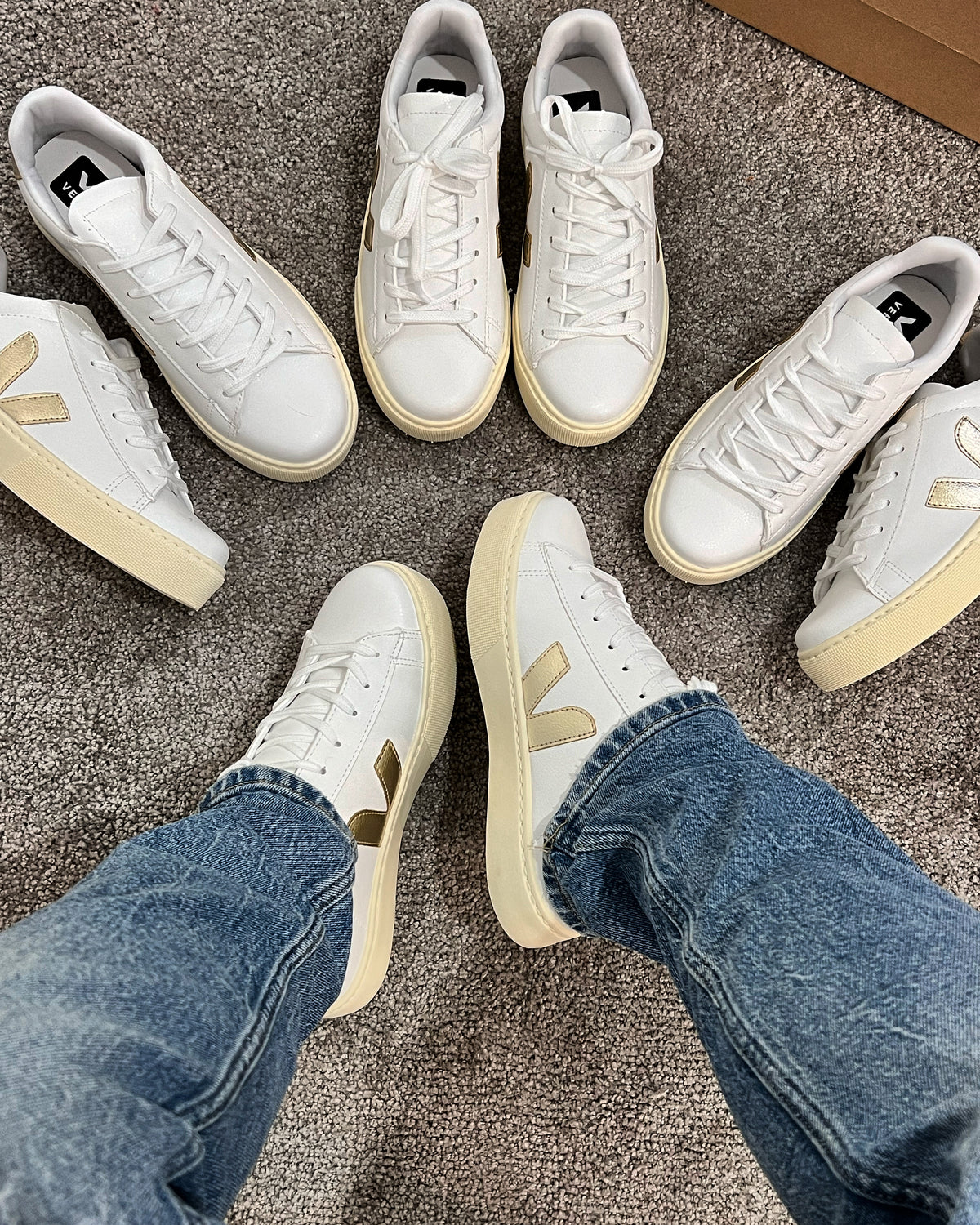 Tênis V - Cadarço - Branco e Dourado