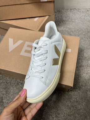 Tênis V - Cadarço - Branco e Dourado