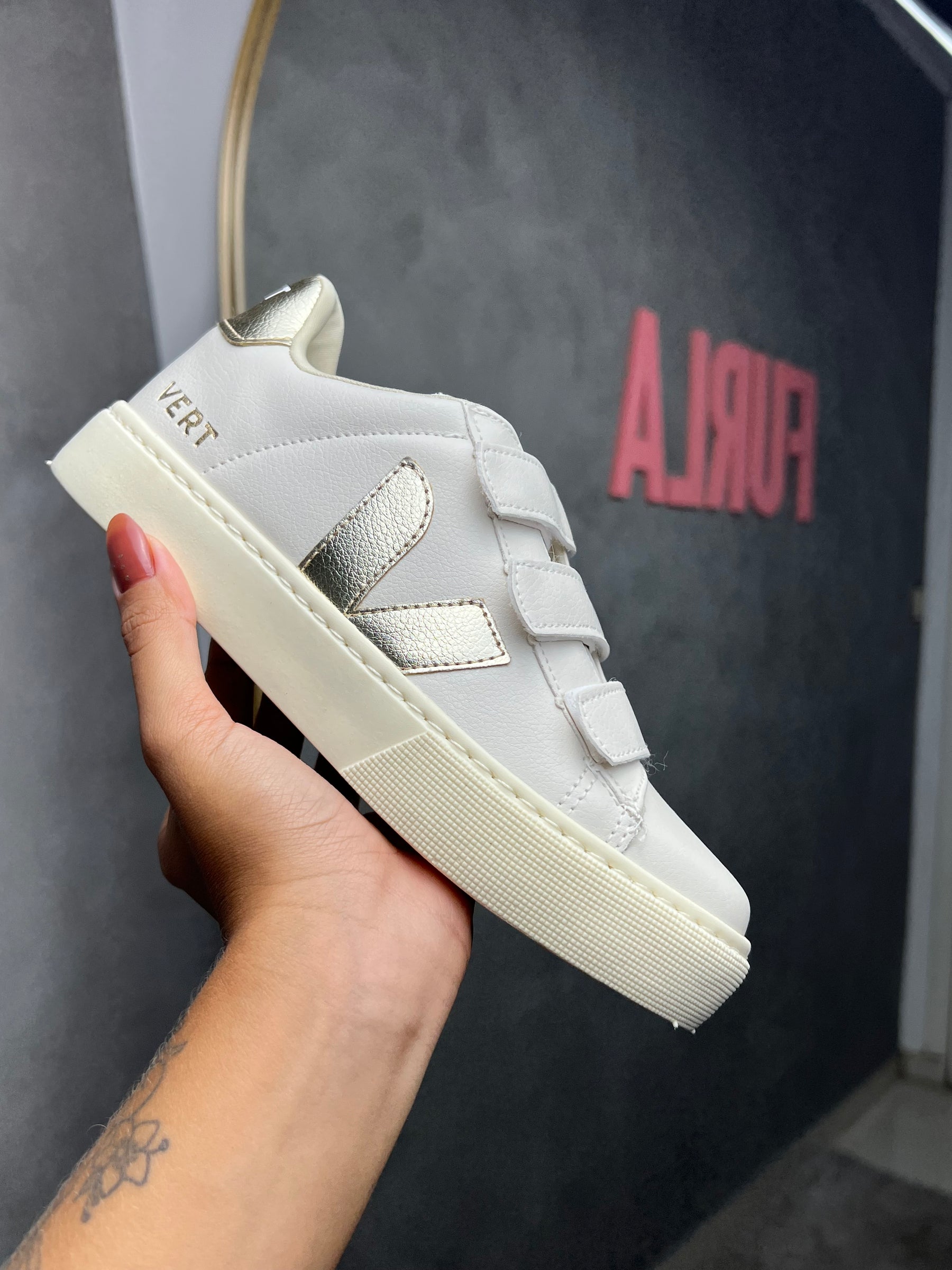 Tênis V Velcro Off Gold - Couro Eco