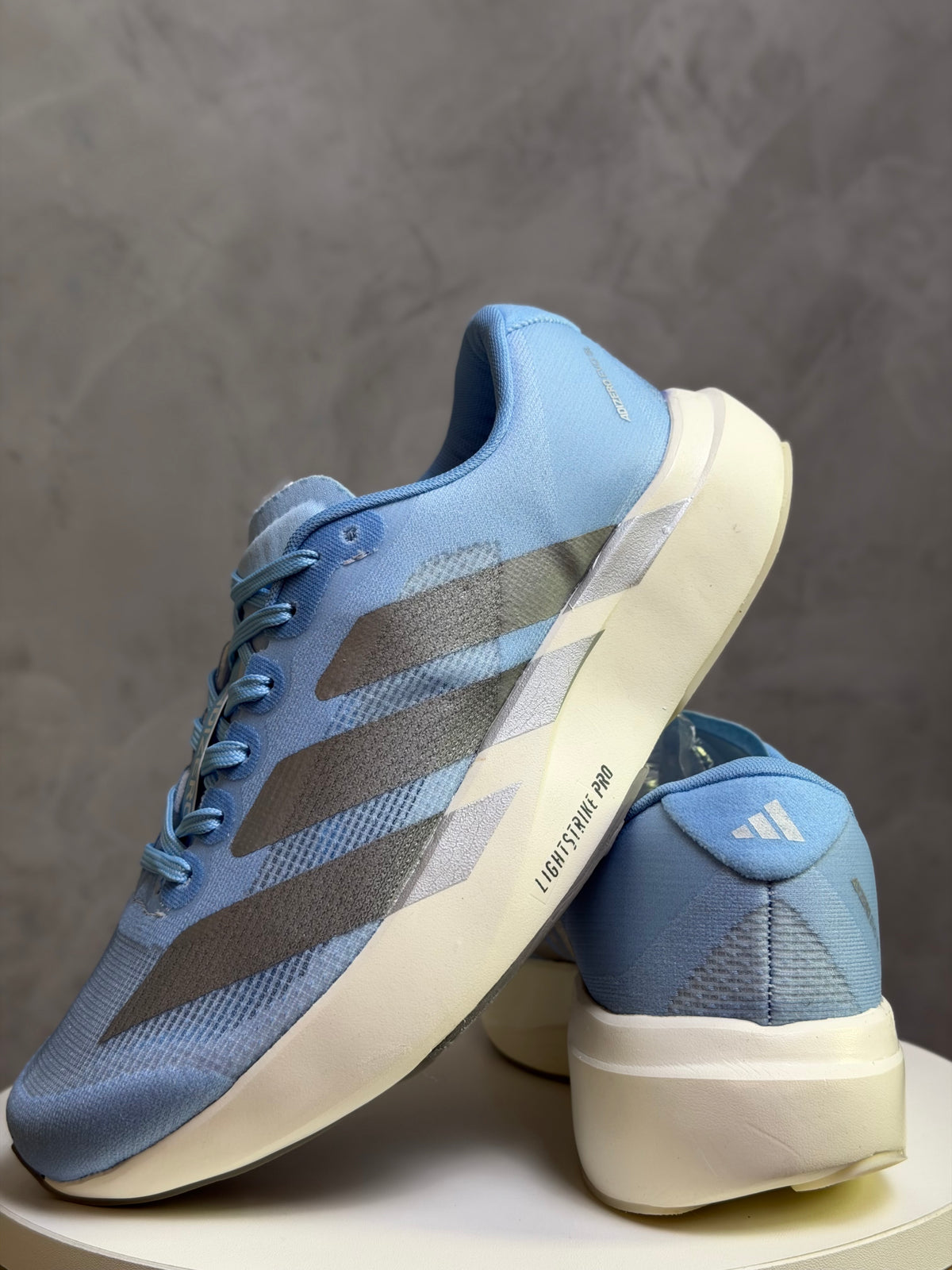 Tênis Adizero Azul e Prata