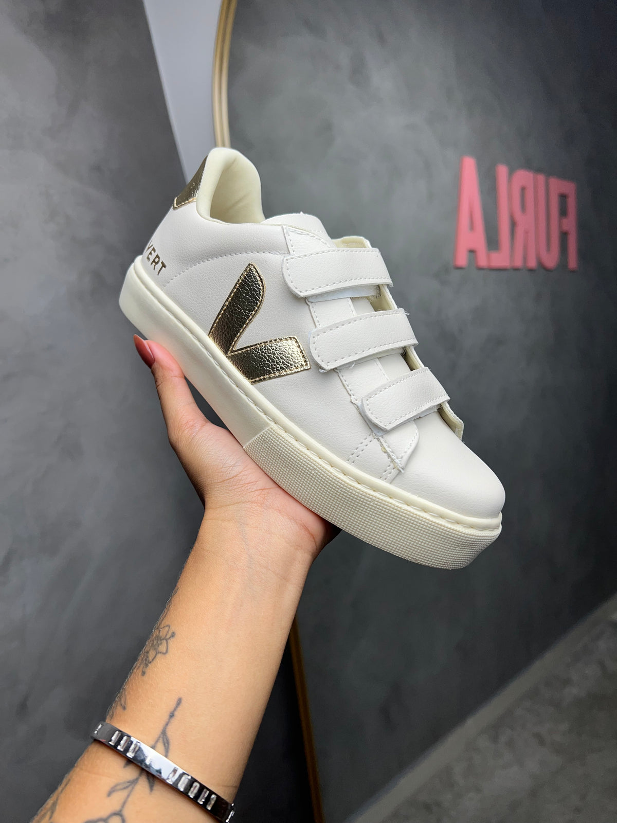 Tênis V Velcro Off Gold - Couro Eco