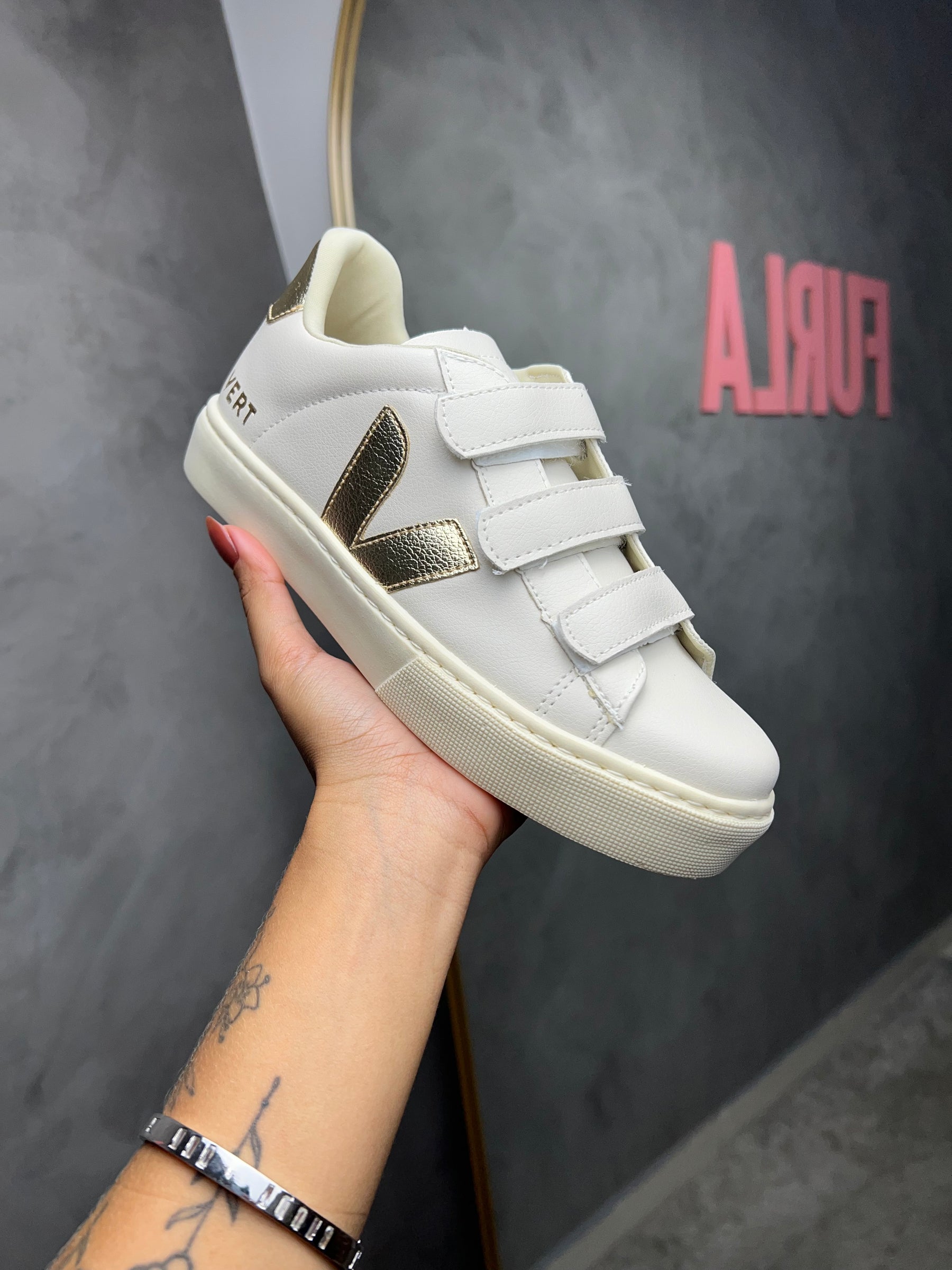 Tênis V Velcro Off Gold - Couro Eco