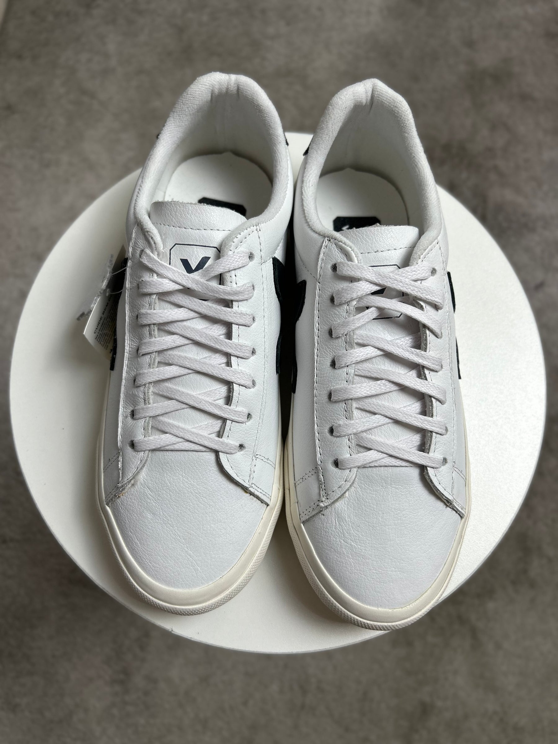 Tênis V - Branco e Preto - Couro legítimo