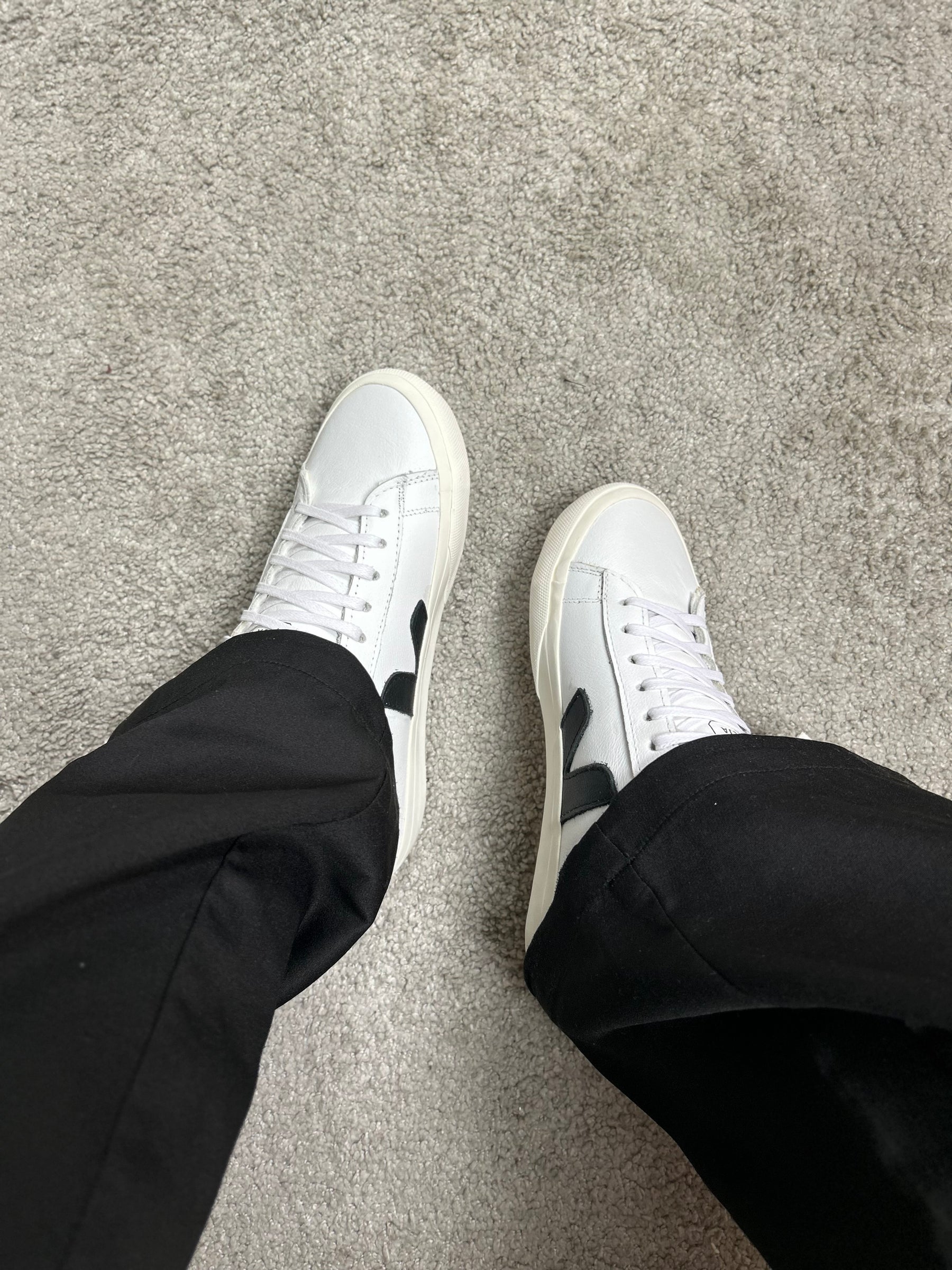 Tênis V - Branco e Preto - Couro legítimo