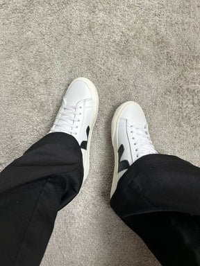 Tênis V - Branco e Preto - Couro legítimo