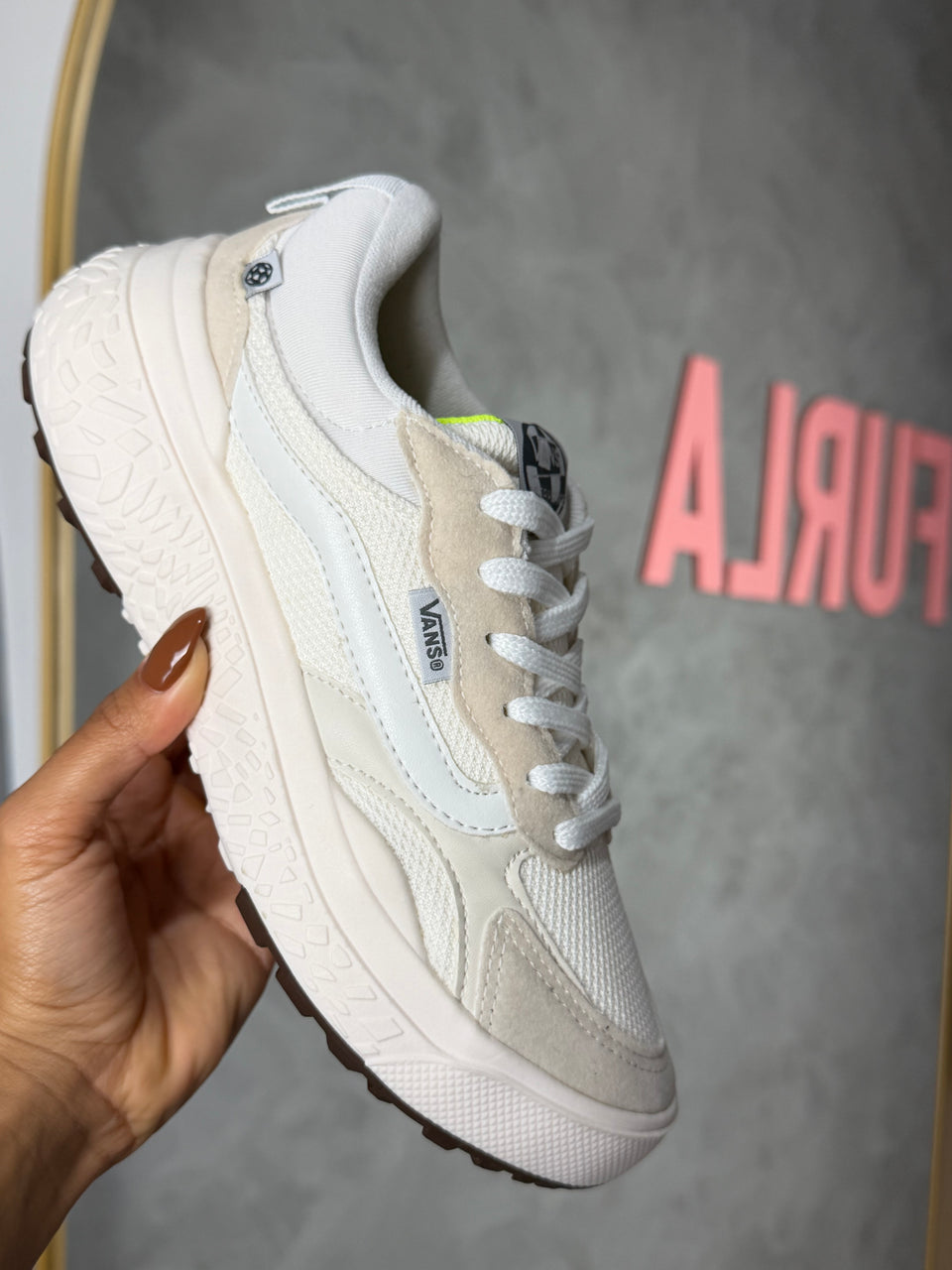 Tênis Ultrarange Neo Branco e Off