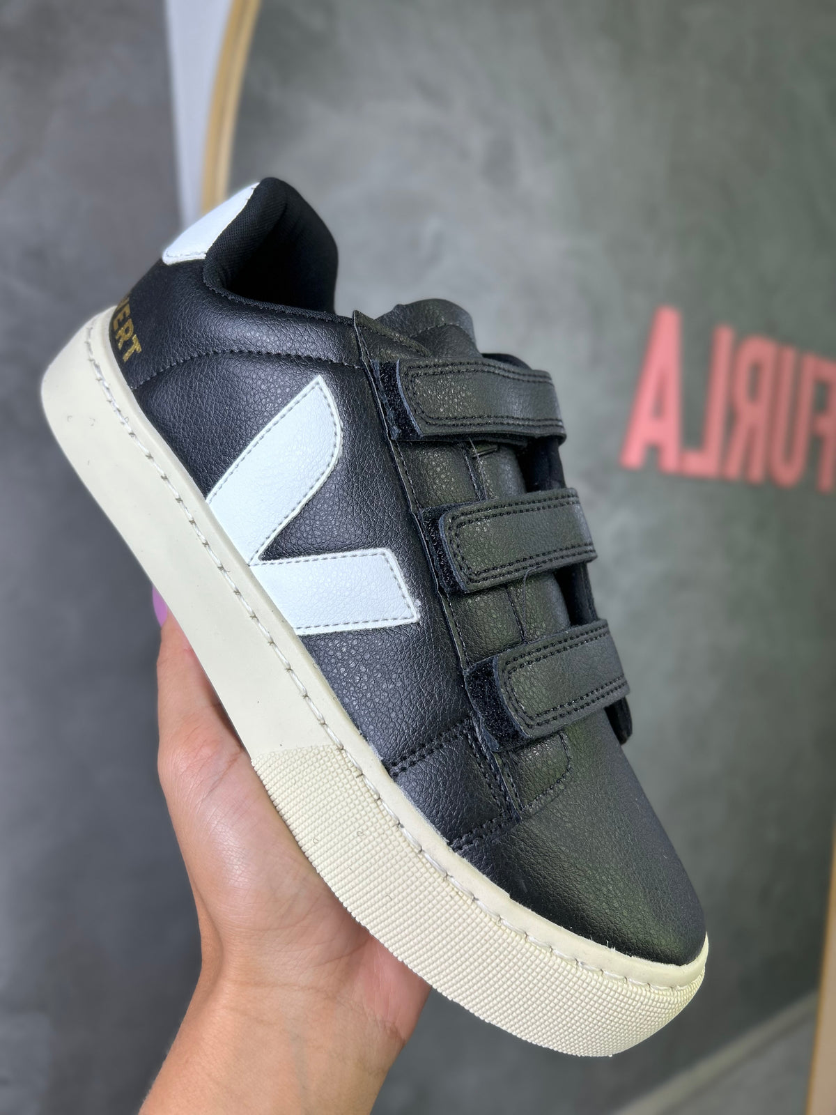 Tênis V Velcro Preto - Couro Eco