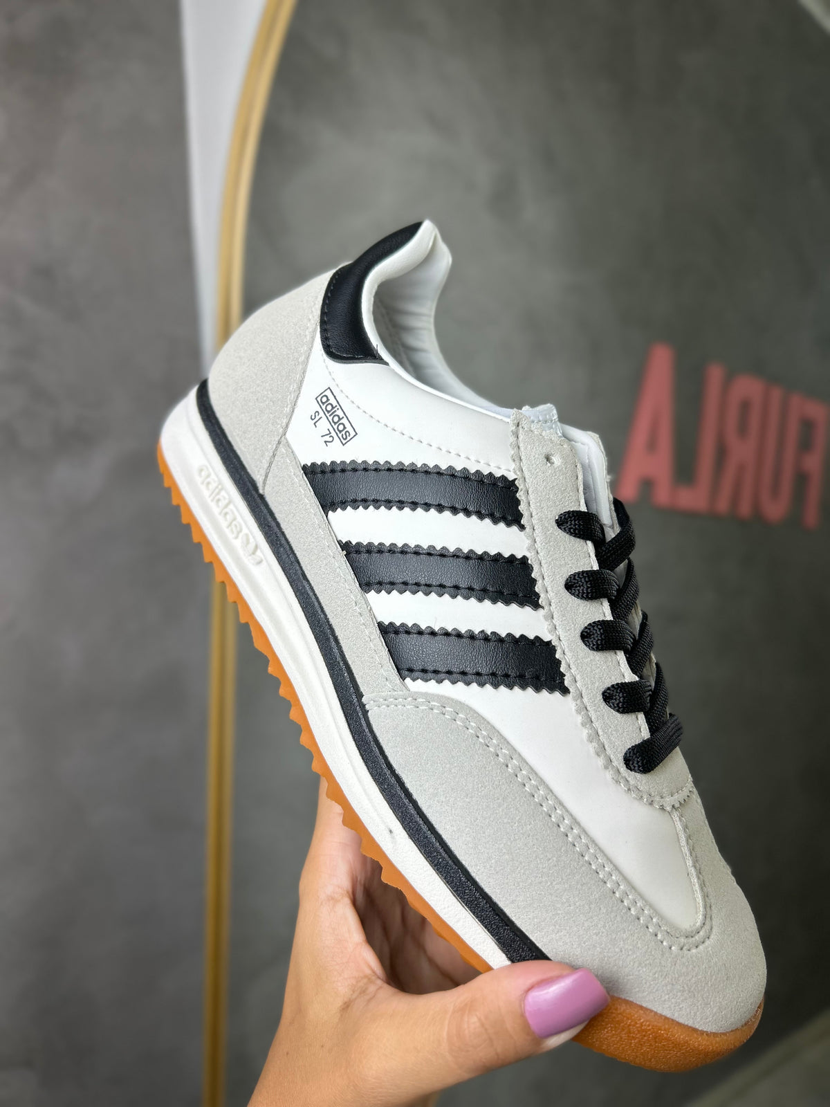 SL72 - Branco e Preto - Couro Eco